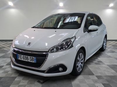 la petite voiture blanche est garée dans une grande pièce