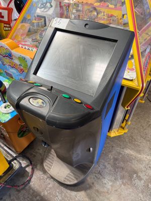 une console de jeux posée devant tout un tas d'autres jeux