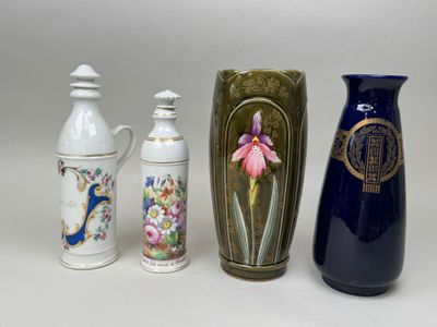 trois vases posés l'un à côté de l'autre sur une table