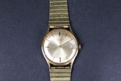 une image d'un gros plan d'une montre-bracelet sur une table