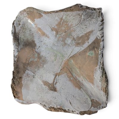 une image d'un morceau de roche qui a été mis en valeur pour ressembler à une œuvre d'art