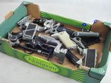 une boîte contenant un assortiment d'outils, posée sur une table