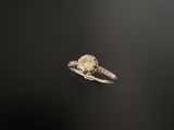 gros plan d'une bague en diamant sur une surface noire