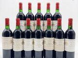 six bouteilles de vin rouge sont alignées