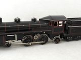 un petit train posé sur une surface blanche