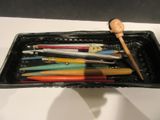 de nombreux stylos et crayons dans un récipient noir posé sur une table
