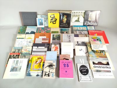 beaucoup de livres sur la table