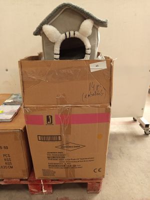 une boîte en carton sur laquelle est posée une niche pour chien