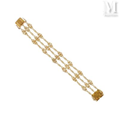 gros plan d'un bracelet en or sur fond blanc