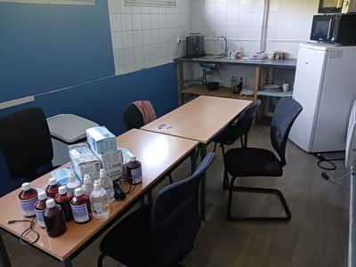 des tables et des chaises dans une pièce équipée d'un réfrigérateur et d'un réfrigérateur
