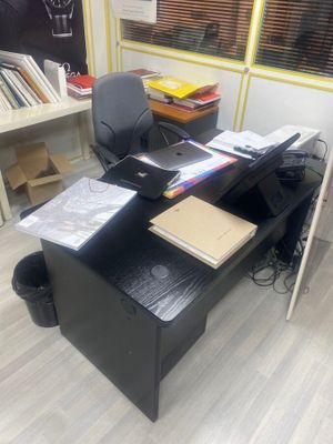 un bureau avec une chaise et une étagère dans le coin