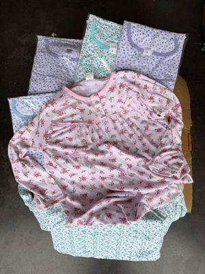 une pile de vêtements de bébé posée sur une boîte