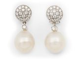 une paire de boucles d'oreilles en perles et diamants