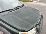 une voiture garée sur le côté de la route