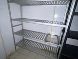 une étagère métallique dans un coin d'une pièce, avec une échelle