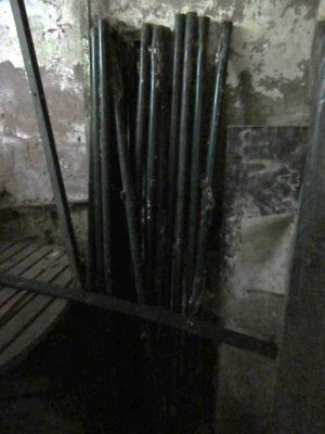 une image représentant un ensemble de tuyaux dans une pièce