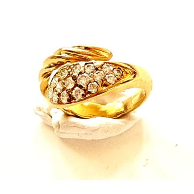 une image d'une bague en or et en diamant sur une surface blanche