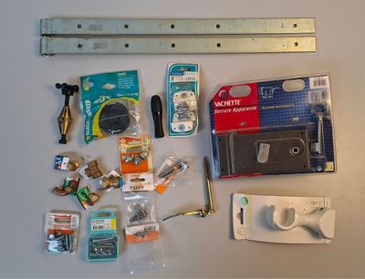 Lot d'articles de quincaillerie : Serrure, vis, tuyauterie -…