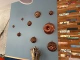 un mur bleu sur lequel sont disposés tout un tas d'objets décoratifs