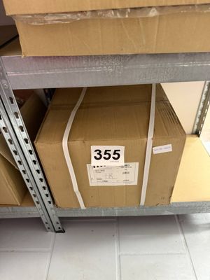 une pile de cartons sur une étagère dans un magasin
