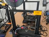 de nombreux modèles différents d'imprimantes 3D posés sur une table