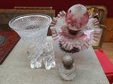 deux vases et une salière posés sur une table