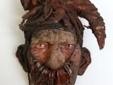 un vieux masque avec une barbe et un chapeau