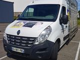 une camionnette blanche garée dans un parking