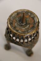 CHINE - XIXème siècle. Pique-cierge tripode en bronze à pati… (photo 4)