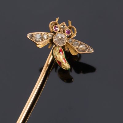 a close up of a gold and diamond dragonfly broochle