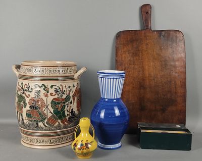 deux vases et une planche à découper sur la table