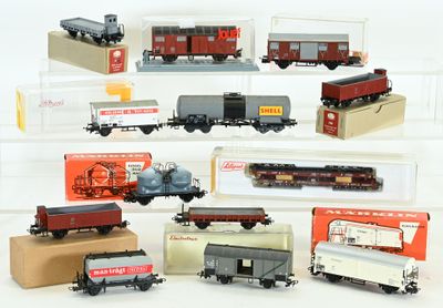beaucoup de petits trains miniatures exposés dans une vitrine