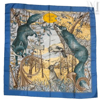 une écharpe bleue et jaune avec un motif représentant des animaux dans une forêt