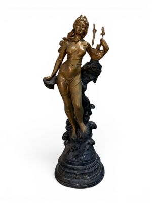 statue en bronze d'une femme tenant un oiseau sur un piédestal