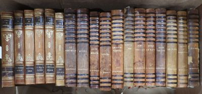 un grand nombre de livres qui se trouvent dans une boîte
