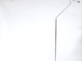 un lampadaire chromé avec un pied noir et un fond blanc