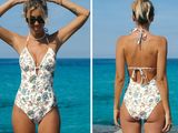 deux photos d'une femme portant un maillot de bain une pièce à motifs floraux