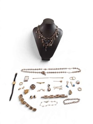 une photo présentant un collier, des bracelets et d'autres bijoux exposés