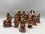de nombreuses figurines posées sur une surface blanche