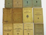 plusieurs livres sont empilés sur une table