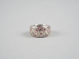 une bague en or blanc sertie de saphirs roses et de diamants