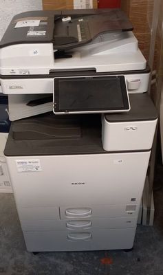une imprimante posée sur une pile de boîtes