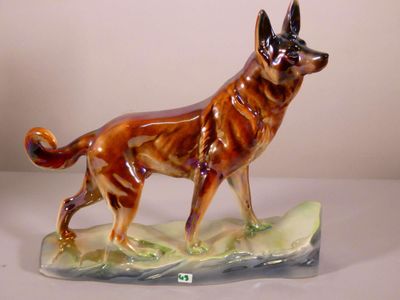 une figurine représentant un chien debout sur une table