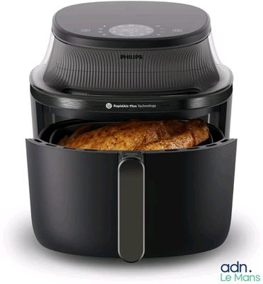 un gros plan sur une friteuse à air chaud noire contenant une miche de pain