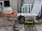 beaucoup de déchets par terre devant un immeuble