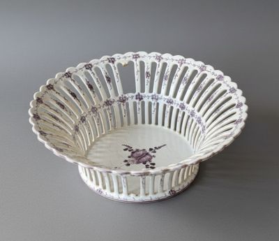 Corbeille en faïence à décor en manganèse