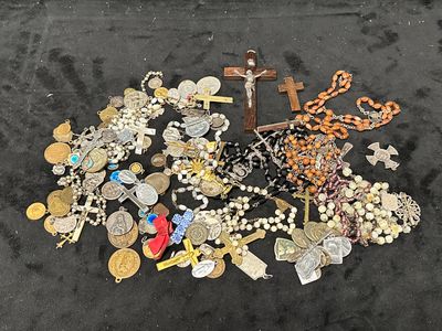 un tas d'objets religieux divers posés par terre