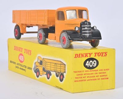 un camion jouet posé sur une boîte