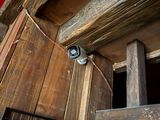 une photo d'une caméra installée sur le mur d'un immeuble