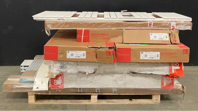 une pile de cartons posée sur une palette